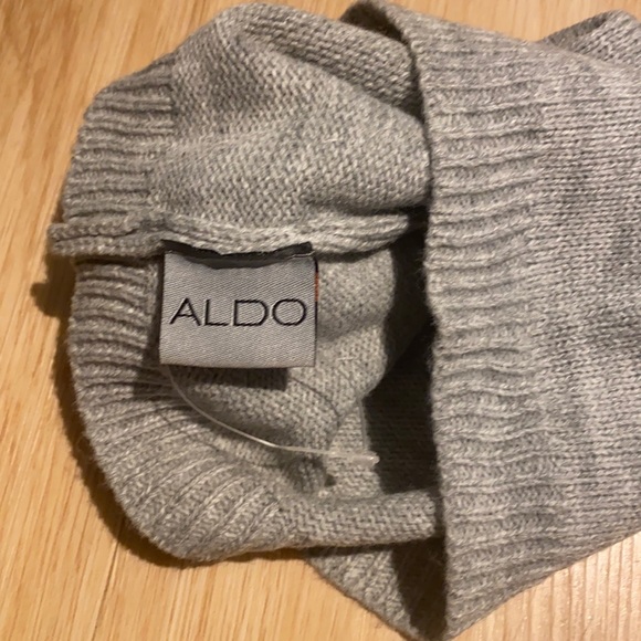 Cute beenie with flower - Picture 5 of 5